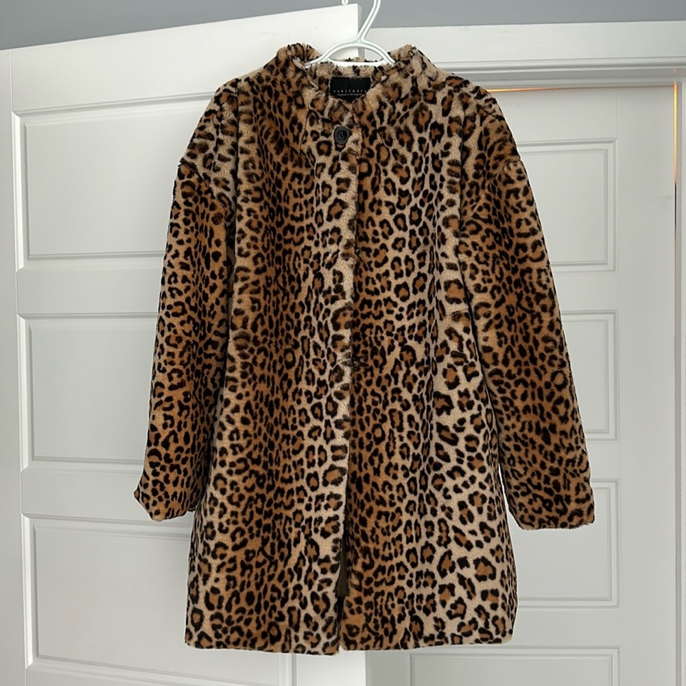 Sanctuary leopard print jacket with one button at neck
